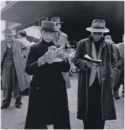 賭馬者，惠靈頓川薩姆賽馬場上，1959年。（新西蘭先驅報中文網(wǎng)）