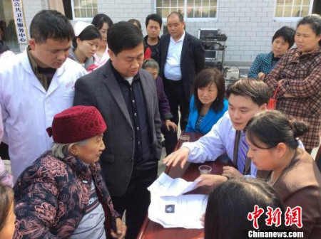 譚長(zhǎng)生攜母親、妻子回鄉(xiāng)義診。　受訪者提供 攝