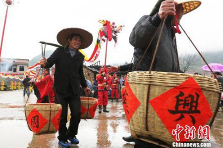 資料圖：湖南臨武縣“二月二祭龍神”祈福民眾幸福安康。人們舞起雙龍“龍?zhí)ь^”祈福。陳衛(wèi)平 攝