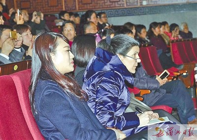 莆仙戲上演時(shí)，在臺下觀看的李雅娟認(rèn)真做筆記。