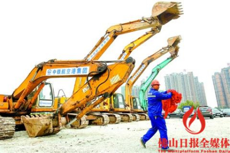 啟動儀式結(jié)束后，工作人員扯下挖土機(jī)上的紅布準(zhǔn)備施工。 