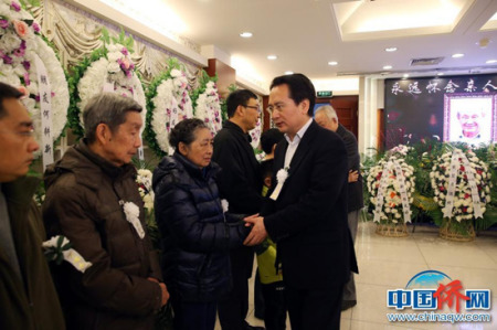 歸僑新聞工作者、中國新聞社原副總編輯何耕新遺體告別儀式28日上午在北京八寶山殯儀館舉行。國僑辦副主任譚天星等前往送別。 <a target='_blank' >中新社</a>記者 毛建軍 攝