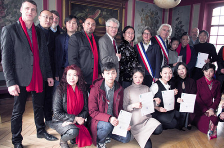 當?shù)卣賳T與嘉賓及部分演員合影。(圖片來源：歐洲時報記者黃冠杰 攝)