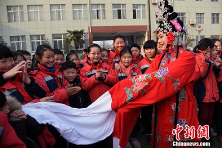 圖為國家級非遺項目“四平調(diào)”傳承人李林娟在碭山縣實驗小學現(xiàn)場教學“四平調(diào)”。崔猛 攝