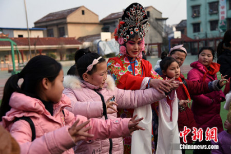 圖為國家級非遺項目“四平調(diào)”傳承人李林娟在碭山縣實驗小學現(xiàn)場教學“四平調(diào)”。崔猛 攝