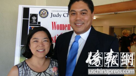 卜君毅夫婦在競選造勢活動中合影。（美國《僑報》/高睿 攝）