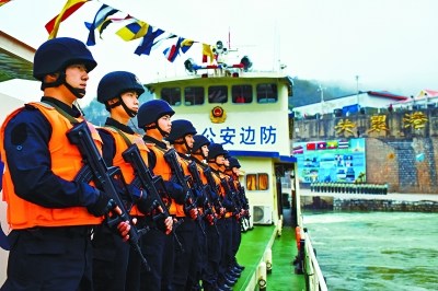 2月21日下午，巡邏編隊進(jìn)入孟喜島附近水域，這里是2011年10月5日兩艘中國商船被劫持的地方。進(jìn)入這段危險水域時，巡邏艇上也進(jìn)入一級戒備狀態(tài)，船頭和甲板上的執(zhí)法人員全副武裝，做好了戰(zhàn)斗準(zhǔn)備。