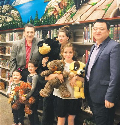 圖為冀拓（右一）參加美國洛杉磯當地圖書館讀書計劃捐贈活動。