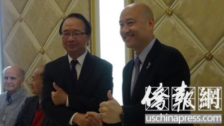 陳贊新和梁僑漢在競選造勢活動中相互支持。（美國《僑報/高睿 攝）