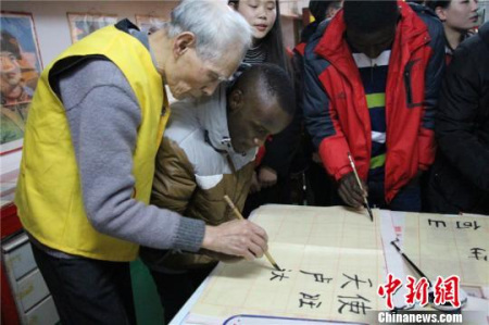 留學(xué)生寫書法。(湯雨馨 攝)