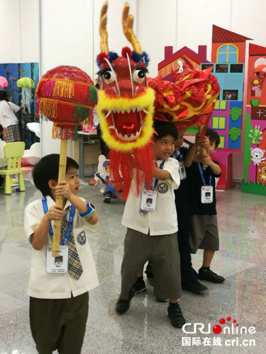 泰國兒童舞獅子不亦樂乎。