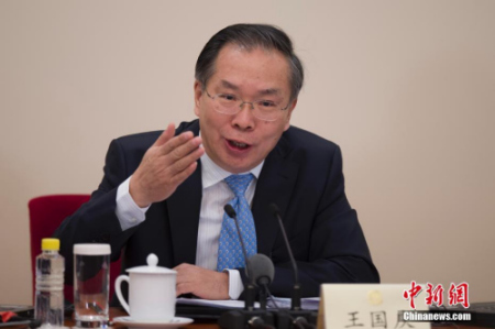 圖為大會新聞發(fā)言人王國慶答中外記者提問。<a target='_blank' >中新社</a>記者 韋亮 攝