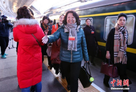 3月2日清晨，出席十二屆全國人大五次會議的黑龍江代表團(tuán)乘火車抵達(dá)北京，成為首批抵京的京外代表。 <a target='_blank' >中新社</a>記者 劉震 攝