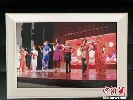 僑鄉(xiāng)青田送文化禮堂出國門。王宇提供