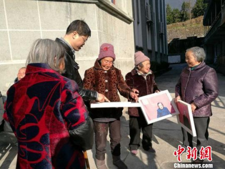 僑鄉(xiāng)青田送文化禮堂出國門。王宇提供