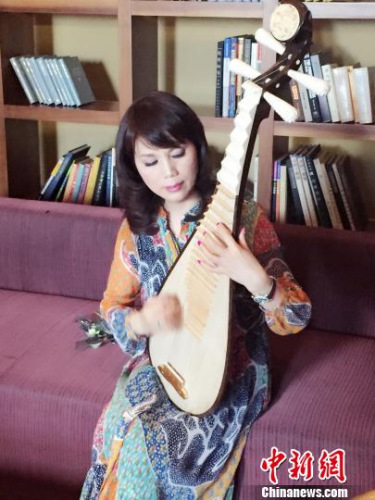 陳玲玉現(xiàn)場彈唱拿手名曲《悲歌廣陵散》 李凌 攝 陳玲玉現(xiàn)場彈唱拿手名曲《悲歌廣陵散》 李凌 攝