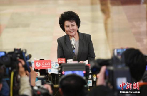 3月3日，全國政協(xié)十二屆五次會議在北京人民大會堂開幕。國務(wù)院僑務(wù)辦公室主任裘援平在“部長通道”接受記者采訪。<a target='_blank' >中新社</a>記者 楊可佳 攝