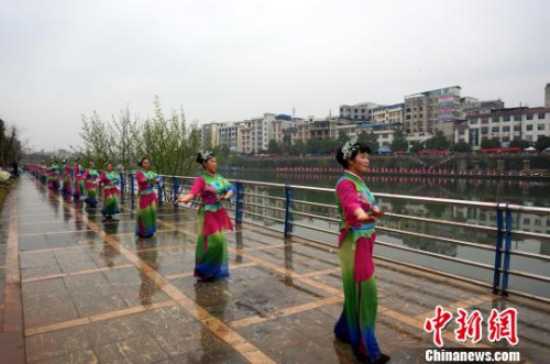 圖為千人在灌江兩岸跳桂劇廣場舞?！≮w琳露 攝