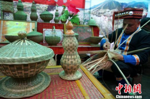 圖為民間藝人在編竹制工藝品?！≮w琳露 攝