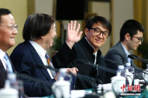3月7日，全國政協(xié)十二屆五次會議在北京梅地亞兩會新聞中心召開“政協(xié)委員談堅(jiān)定文化自信講好中國故事”記者會。圖為成龍委員出席記者會。<a target='_blank' >中新社</a>記者 富田 攝