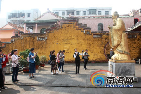 “南洋文化之旅·感受文昌魅力”大型媒體采風(fēng)活動走進(jìn)文昌孔廟。 南海網(wǎng)記者陳望 攝