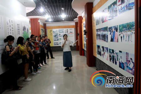 “南洋文化之旅·感受文昌魅力”大型媒體采風(fēng)活動走進(jìn)文昌中學(xué)。 南海網(wǎng)記者陳望 攝
