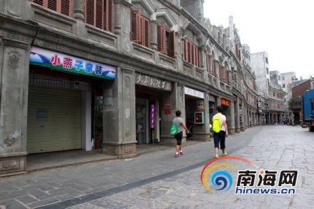 　“南洋文化之旅·感受文昌魅力”大型媒體采風(fēng)活動走進(jìn)文昌文南老街。 南海網(wǎng)記者陳望 攝