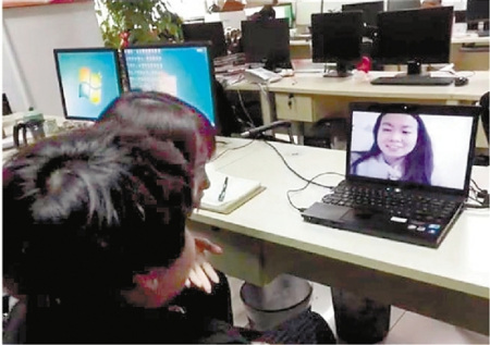 琳西和親生母親吳女士通過(guò)視頻連線。