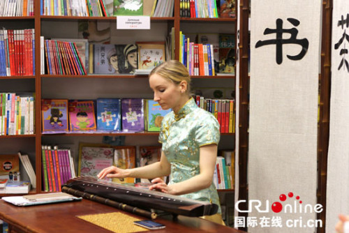 莫斯科柴可夫斯基音樂學(xué)院中國古典樂團(tuán)琴師葉夫根尼婭.格盧霍娃在表演 莫斯科柴可夫斯基音樂學(xué)院中國古典樂團(tuán)琴師葉夫根尼婭.格盧霍娃在表演