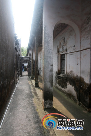 “南洋文化之旅·感受文昌魅力”大型媒體采風(fēng)活動(dòng)走進(jìn)文昌鋪前鎮(zhèn)吳家老宅。南海網(wǎng)記者陳望 攝