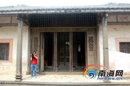 “南洋文化之旅·感受文昌魅力”大型媒體采風(fēng)活動(dòng)走進(jìn)文昌鋪前鎮(zhèn)林家大院。南海網(wǎng)記者陳望 攝