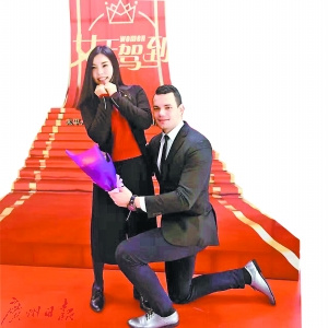 “男神”送上鮮花，讓女員工心花怒放。