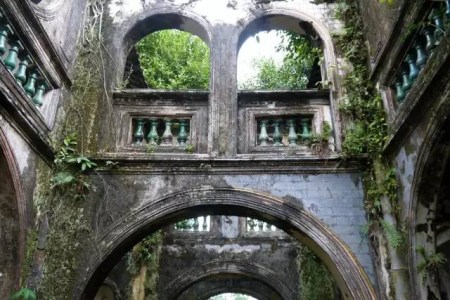 符家宅的西洋石拱建筑，雄偉壯觀。墻壁和地面上苔蘚，勾勒出古宅讓人情緒復(fù)雜的悲傷。（圖片來(lái)源：中國(guó)僑網(wǎng)）