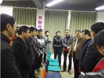 陳式海主席關(guān)心向陽創(chuàng)客，并進行交流。