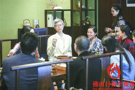 　2016年12月4日下午，“總編約茶·茶遇上景德鎮(zhèn)瓷器”在歸然書院舉行。/佛山日報記者王偉楠攝