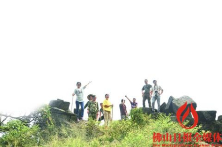 　2016年10月，佛山日報采訪團在瑤族護林隊的帶領和保護下登上羅坑茶巖頂。/佛山日報見習記者譚吉慧