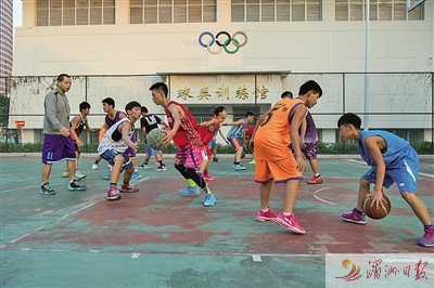 籃球場上，球員們正在一絲不茍地訓練。