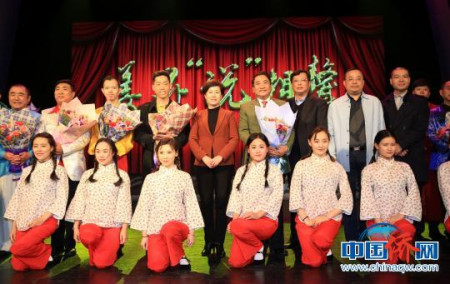 圖為上海僑聯(lián)主席沈敏與參與演出的演員合影留念。 潘索菲 攝