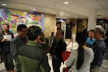 洛杉磯市政廳舉行聽證會，關(guān)于地方警察該如何進行移民執(zhí)法的聽證吸引90多人作證，華人代表亦有20多人。(美國《世界日報》/羅曉媛 攝)
