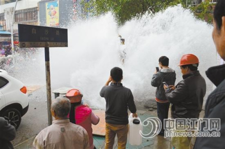 許多街坊掏出手機(jī)拍“噴泉”。