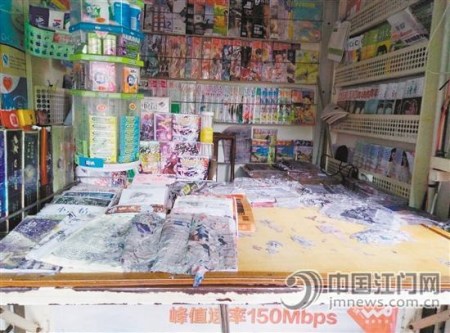 距爆管處約3米的報(bào)亭內(nèi)，報(bào)紙雜志被水流沖爛。