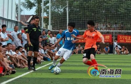 2015年的“長豐軍坡杯”足球邀請賽上，有不少選手曾在李才武家人的指導下訓練。(資料圖)2015年的“長豐軍坡杯”足球邀請賽上，有不少選手曾在李才武家人的指導下訓練。(資料圖)