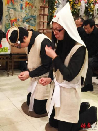 女兒文新更忍不住灑淚。（美國《僑報(bào)》/葉永康 攝）