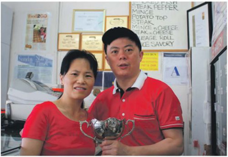 和妻子Anne一起手捧獎(jiǎng)杯(新西蘭中文先驅(qū)報(bào)) 和妻子Anne一起手捧獎(jiǎng)杯(新西蘭中文先驅(qū)報(bào))