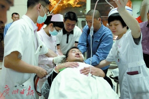 易康成在追擊嫌疑人的過程中英勇負(fù)傷。