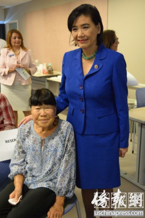 趙美心(右)和張瑞芬女兒楊玉英(左)合影。（美國《僑報》/夏嘉 攝）