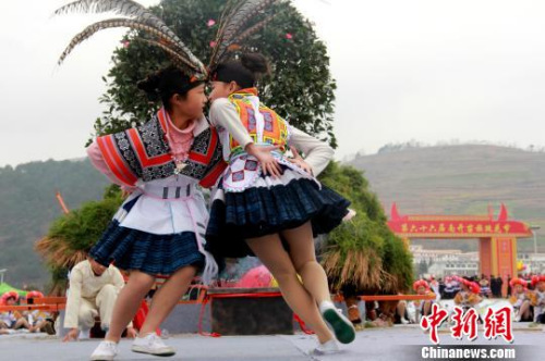 跳花節(jié)上，青年男女歡歌笑舞?！∽娲笕A 攝
