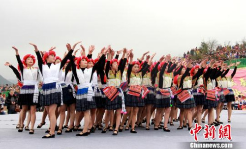 跳花節(jié)上，青年男女歡歌笑舞?！∽娲笕A 攝