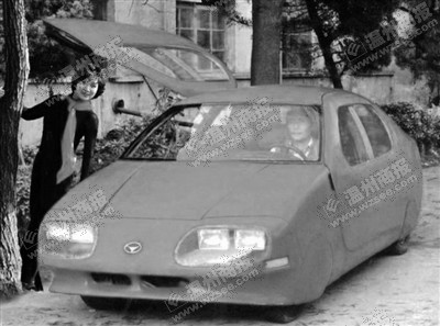車模在展示電動(dòng)車，車內(nèi)為葉文貴。（圖片由葉文貴家屬提供）