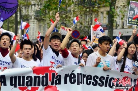 圖為參加悼念張朝林、反暴力游行的法國(guó)華人奮力發(fā)聲。 <a target='_blank' >中新社</a>記者 龍劍武 攝